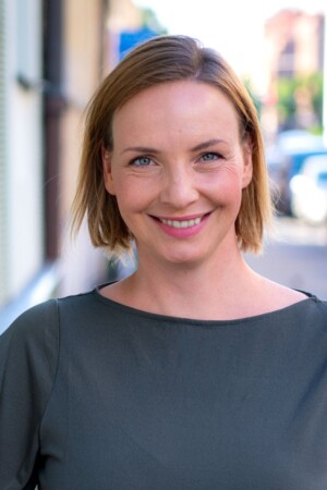 Professionelles Businessportrait auf offener Straße