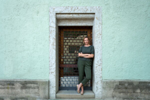 Der Türrahmen ist der perfekte Rahmen für ein lässiges Portrait in München