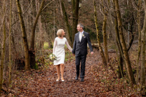 Hochzeitspaar im Wald