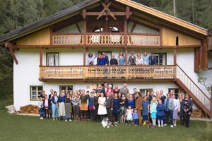 Gruppenbild mit der Hochzeitsgesellschaft auf dem historischen Bauernhof auf der Leutasch