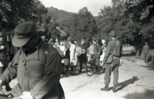 Flüchtlinge im Dorf - historische Fotografie mit antiker Kameratechnik