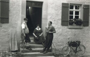 Die Dorfbewohner treffen sich am Rathaus - historische Fotografie in Wackershofen 2018