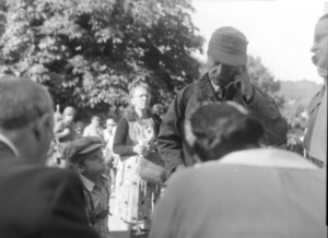 Ein Flüchtling wird vom Bürgermeister registriert - Reenactment Aufnahme mit historischer Kamera der 40er Jahre