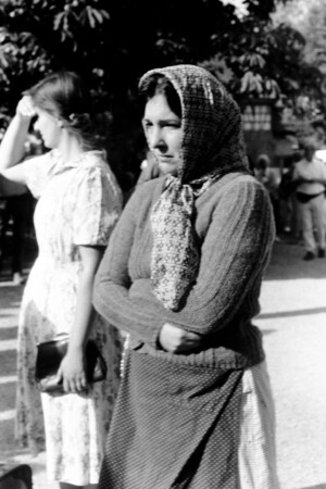 Traurige Flüchtlingsfrau - historische Eventfotografie mit alter Kamera