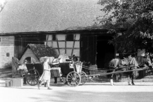 Eine Kutsche mit Flüchtlingen bei einer Reenactment Veranstaltung, aufgenommen mit einer Graflex Speed Graphic der 40er Jahre