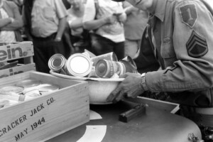 Die Essenslieferung der Amerikaner nach dem Krieg, aufgenommen mit historischer Kamera der 40er Jahre