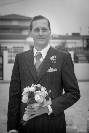 Der nervöse Bräutigam wartet auf seine Braut vor der griechischen Hochzeit in Thessaloniki
