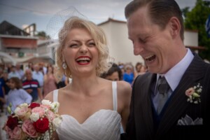 Das Brautpaar lacht herzlich beim Einzug in die kleine griechische Kirche