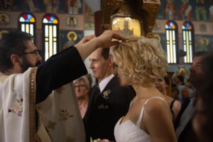Der Priester segnet das Brautpaar in der kleinen Kirche in Griechenland