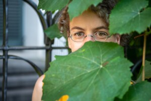 Ein besonderes Portrait von Jens Schmidt Fotografie - die Augen hinter einen großen Blatt