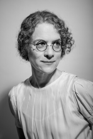 Lächelnde junge Frau im Stil der 20er Jahre im Vintage Portrait