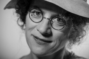 Extrem nahes Portrait einer jungen Frau mit Butterfly Schatten