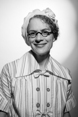 Junge Frau im Stil der 30er Jahre im Portrait - Fotostudio München