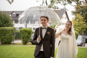 Nervös wartet der Bräutigam auf seine Braut - der First Look - Hochzeitsfotos München