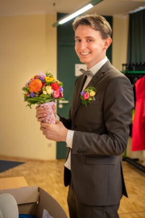 Vor der Hochzeit in Alling und am Pucher Meer bringt der Bräutigam seiner Braut den Brautstrauß