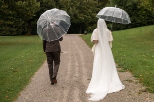 Dank durchsichtiger Schirme gelingen auch bei Regen tolle Portraits für Eure Hochzeit